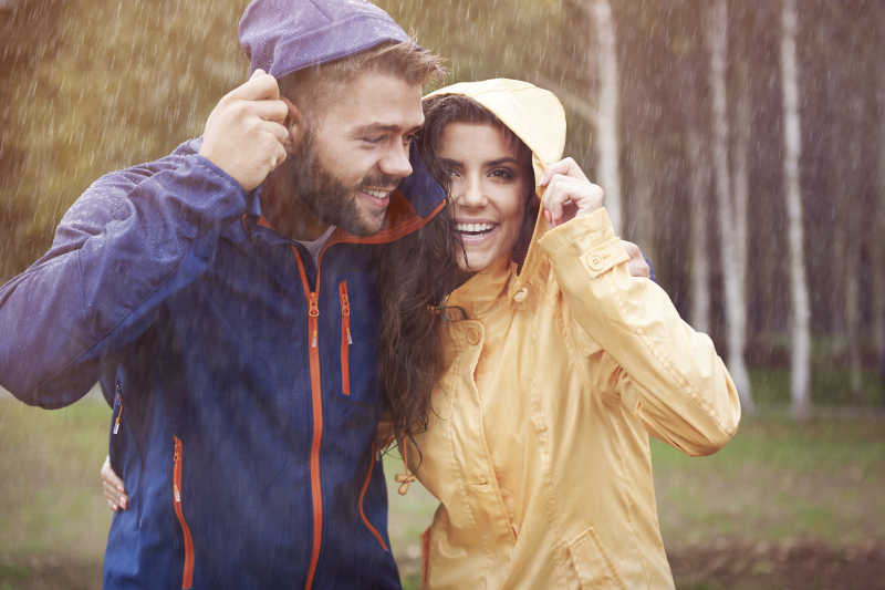 情侣夫妇在雨中