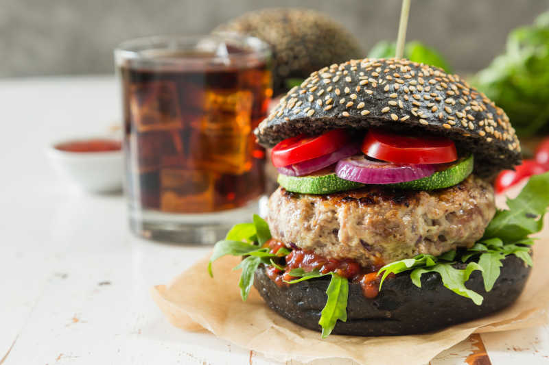 诱人的黑汉堡午餐