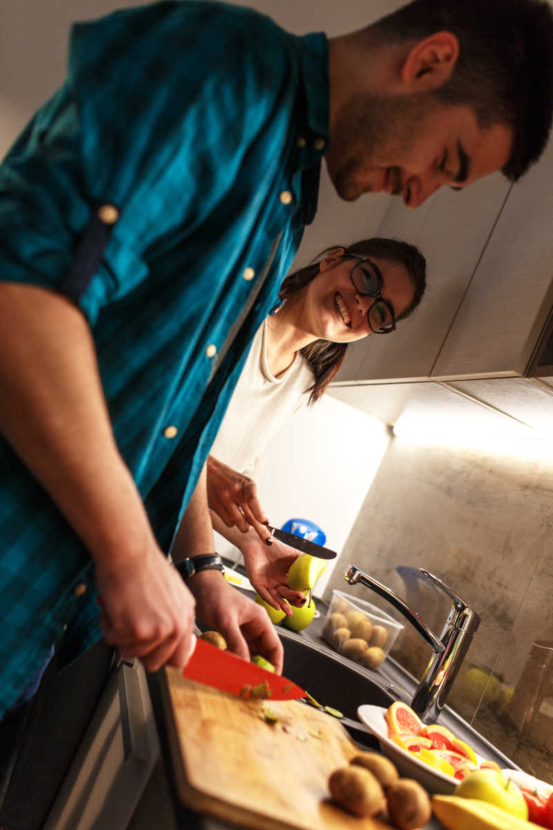 一起烹饪的年轻夫妇