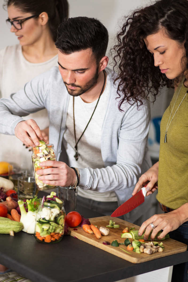 一家人在一起准备食材