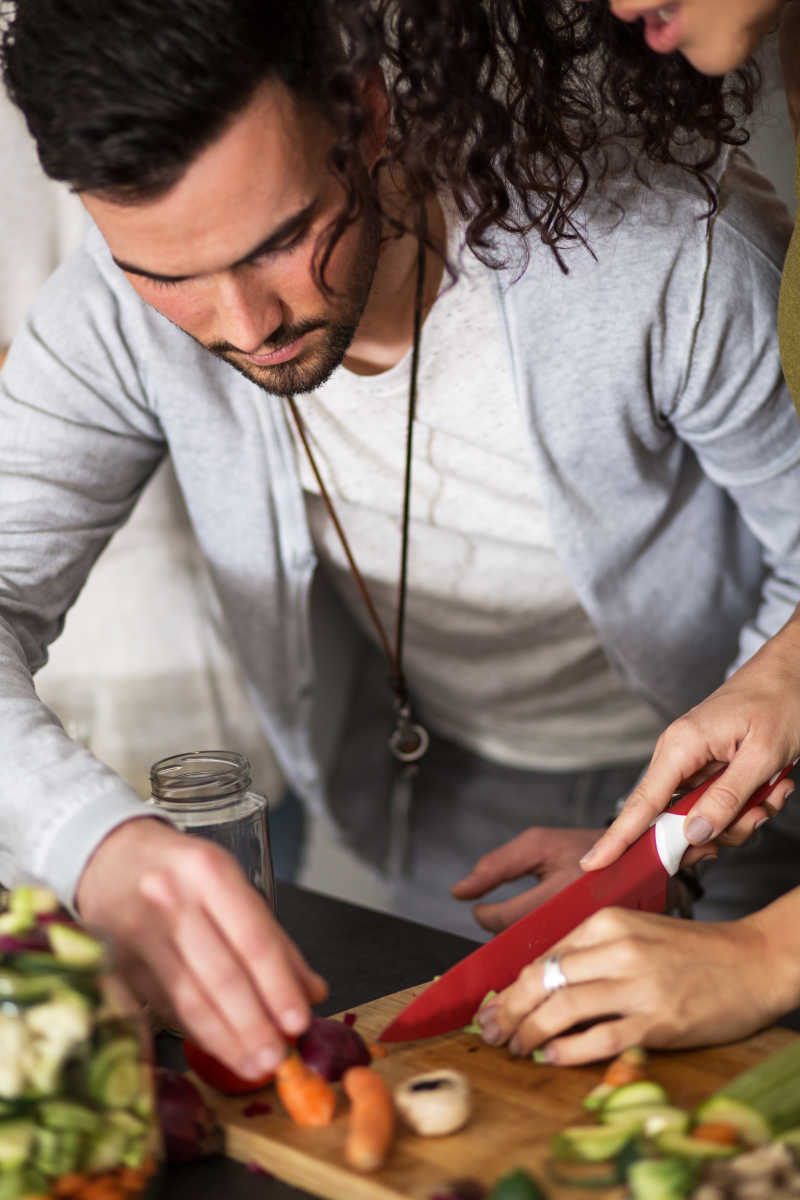 年轻夫妇在厨房做素食餐