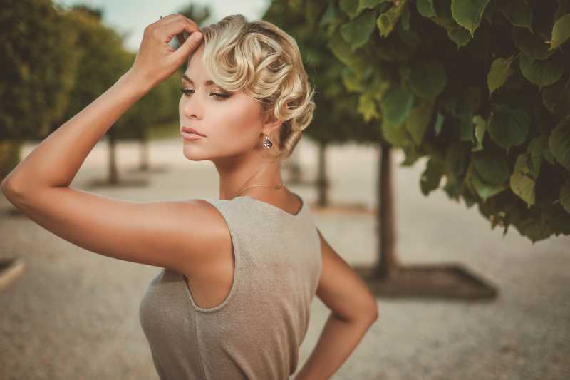 美丽小巷中的年轻少妇