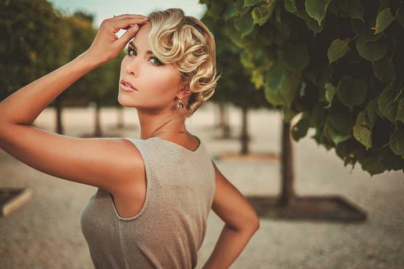 小巷中的年轻美女