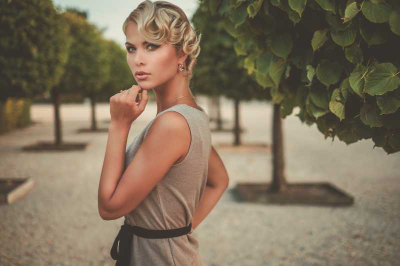 花园里美丽的女人