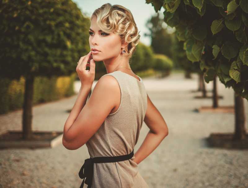 年轻优雅的美女