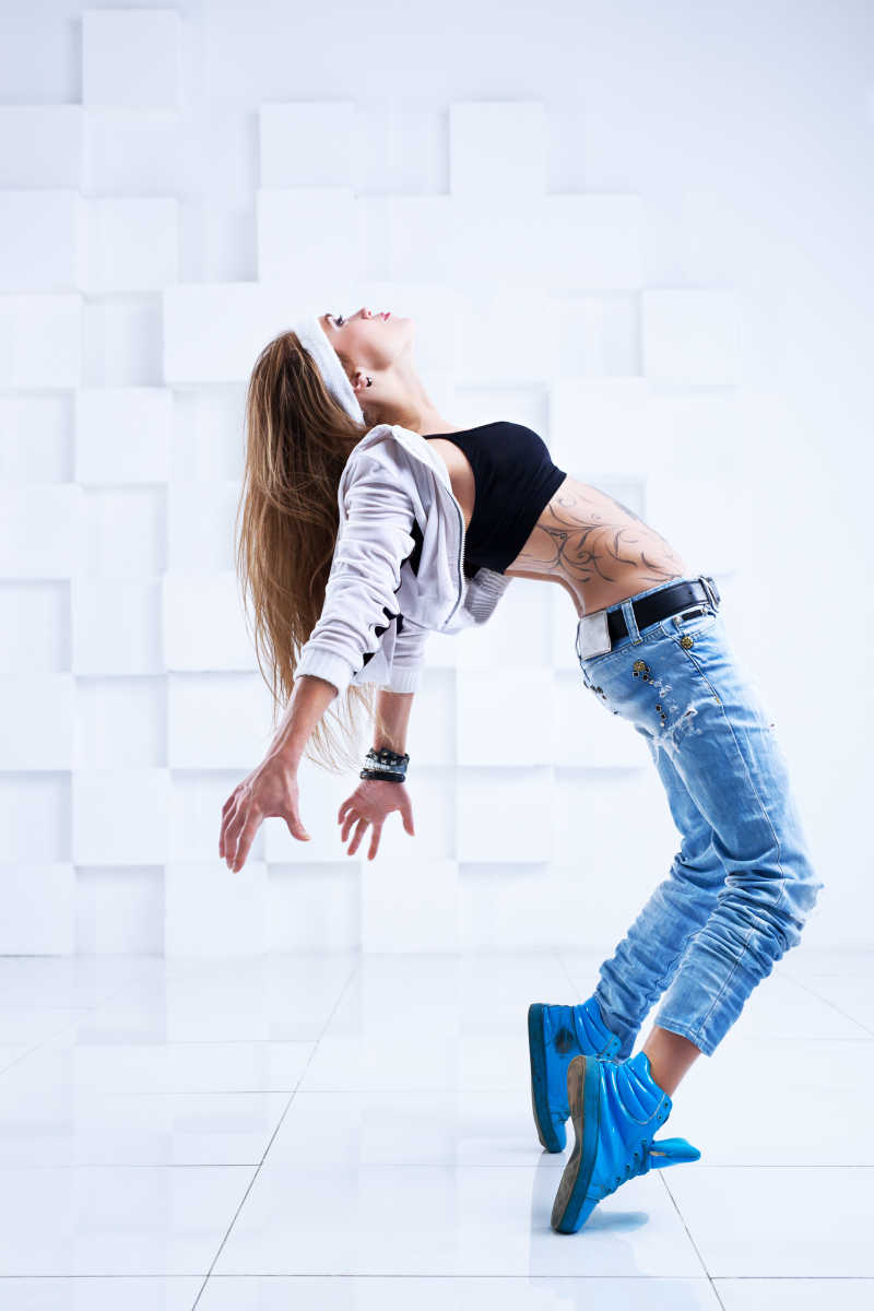 跳现代舞的活力少女