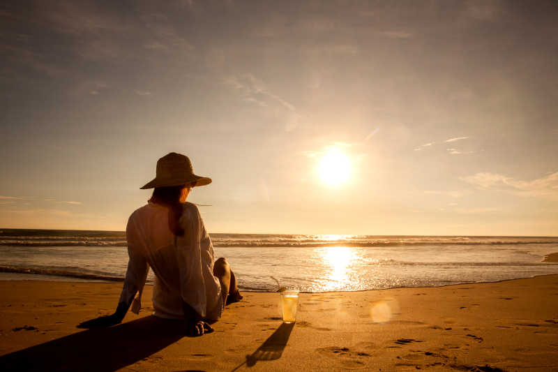 一个人坐在海边的背影图片