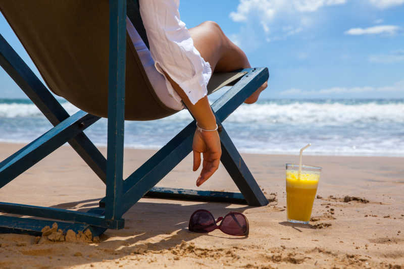 海边躺椅上的女人