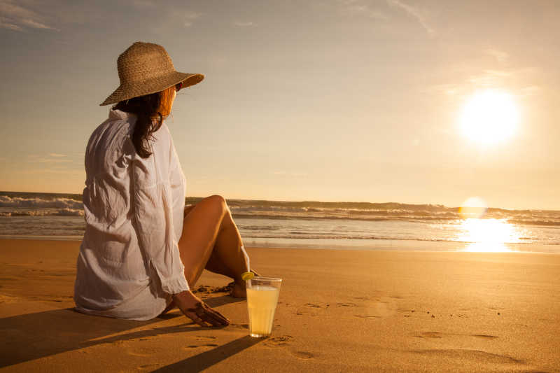 沙滩上戴着草帽戴墨镜的美女