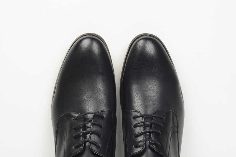 黑色的绑带牛皮鞋