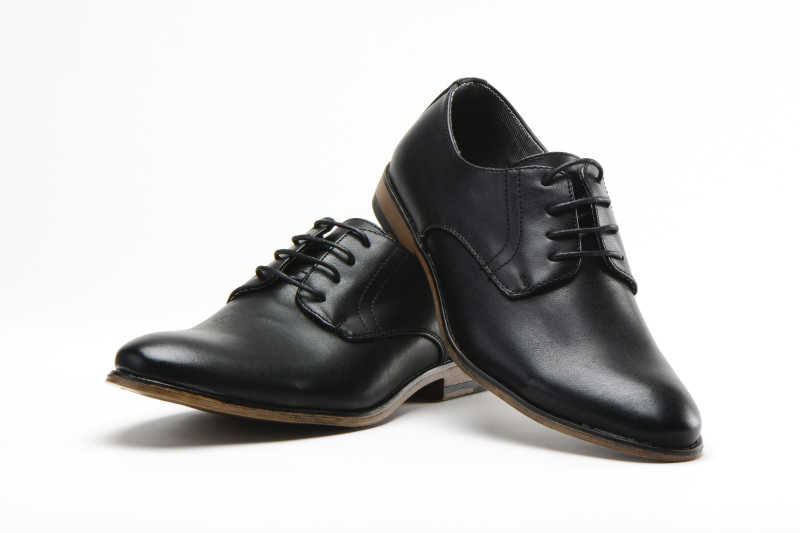 黑色的堆叠在一起的牛皮鞋