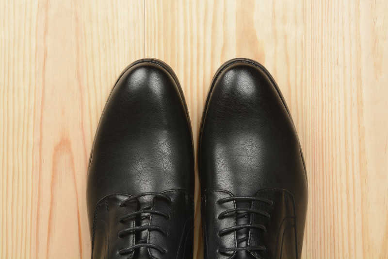 黑色绑带牛皮鞋细节