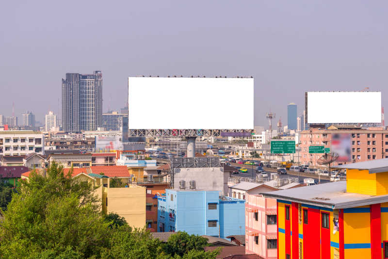 城市背景中的空白广告牌