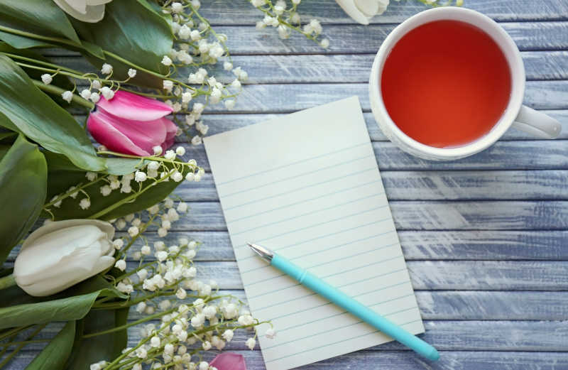 木板上的郁金香花束和便条