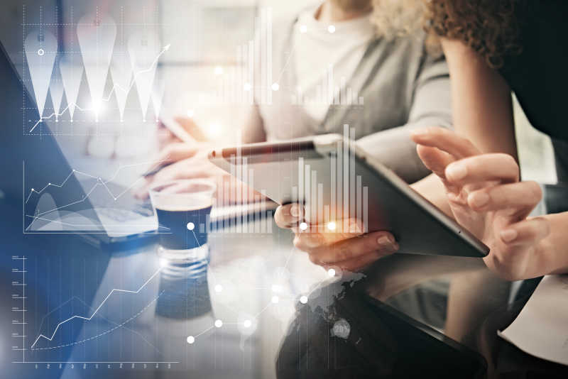 女子双手拿平板电脑办公图表数据概念