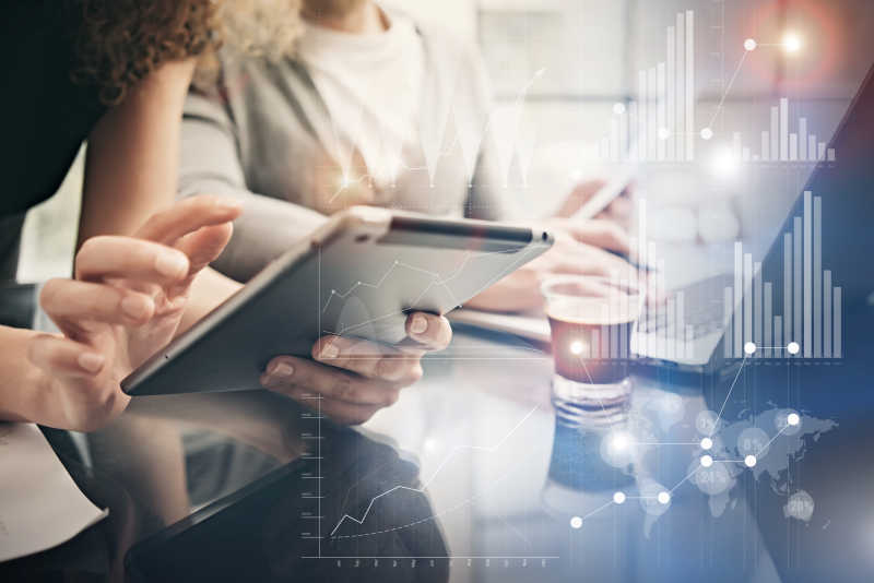 使用平板电脑查阅图表的商业概念