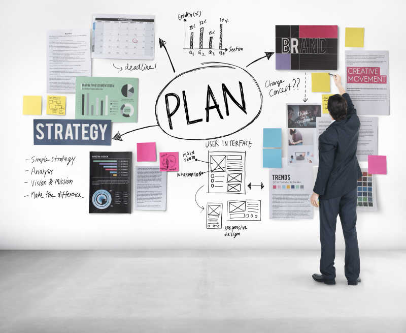 规划商业计划的男商人