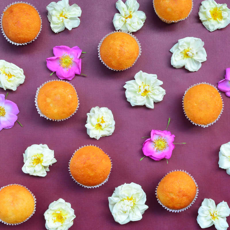 蛋糕和把白色玫瑰的图案