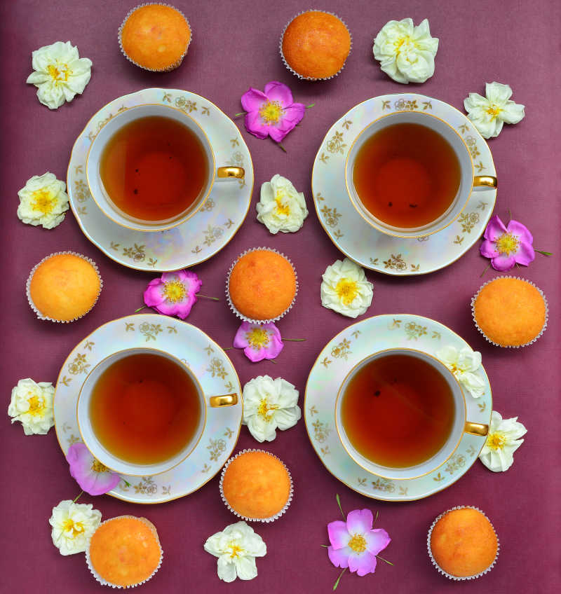 加玫瑰花的茶和点心