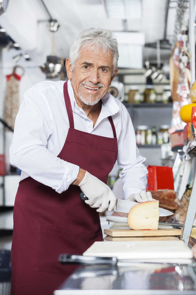 正在切奶酪的老人