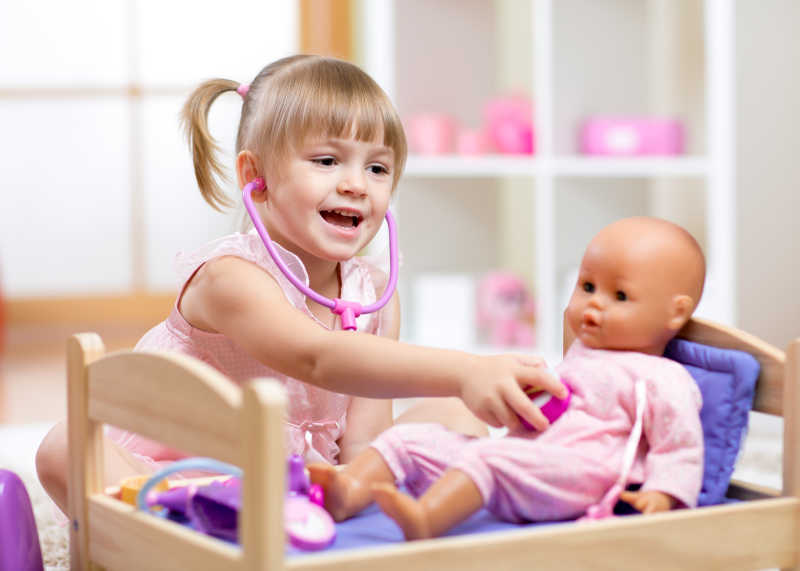 玩洋娃娃的小女孩