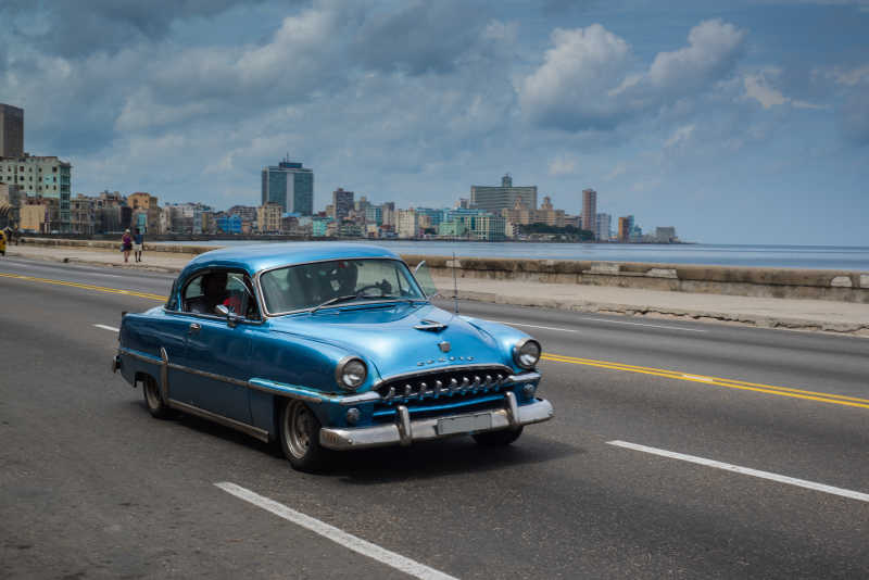 经典的美国汽车行驶在哈瓦那的街头