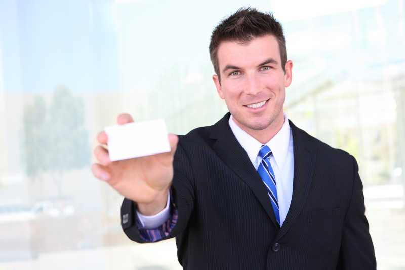 有名片的男商人