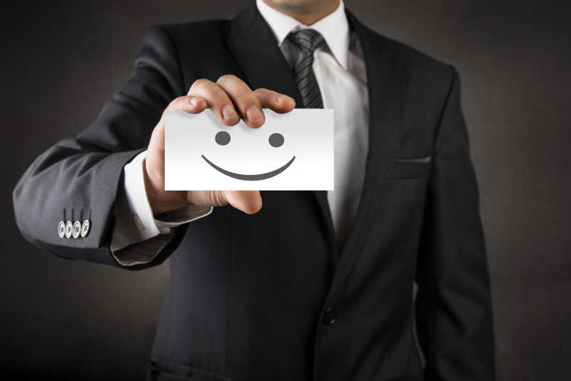 名片上露出微笑的商人