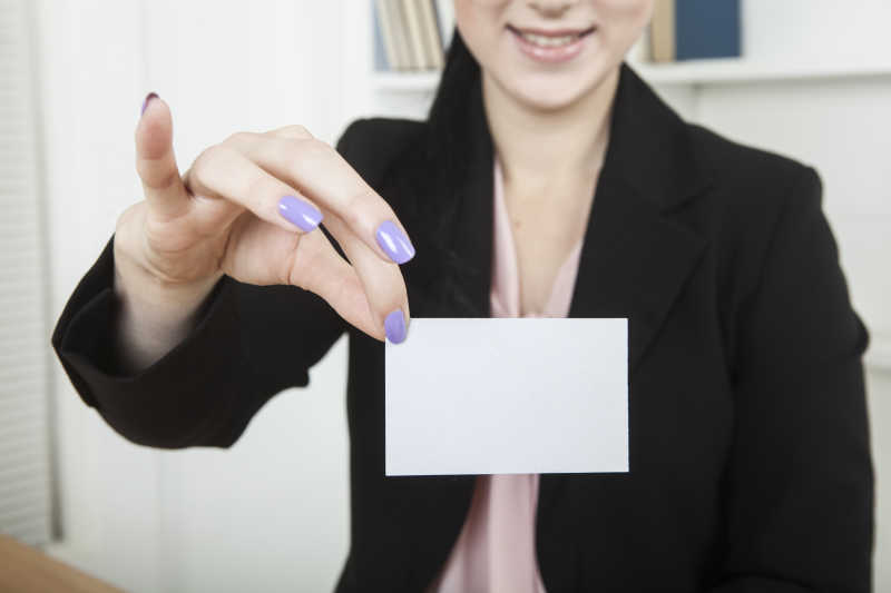 与名片的女商人