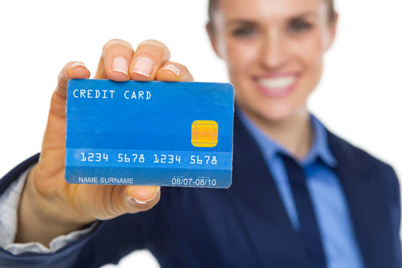 微笑的女商人显示信用卡特写