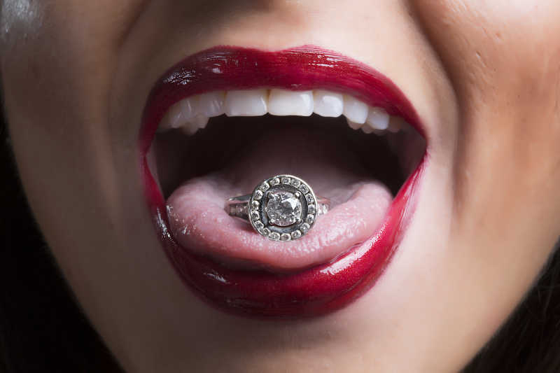女子舌头上的钻石戒指