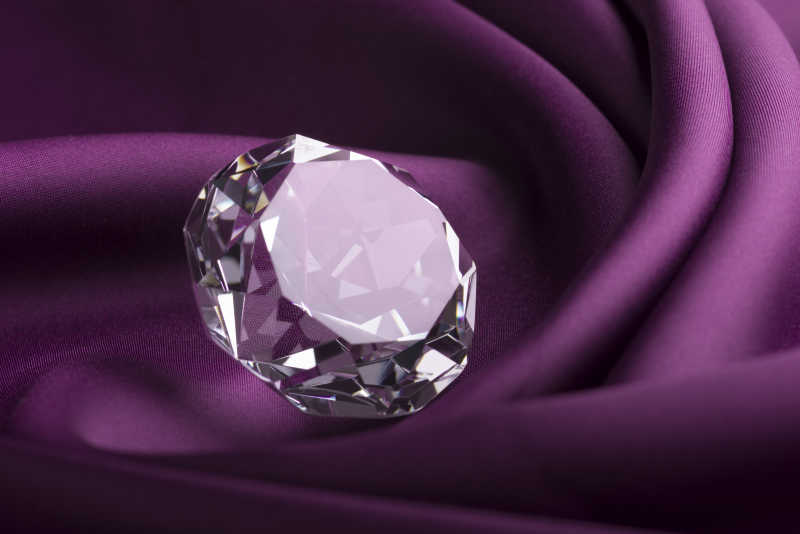 紫色背景下的钻石