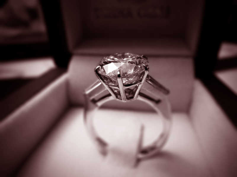 礼盒中的钻石戒指