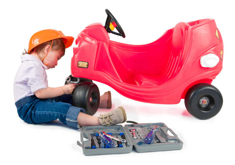 小女孩在修理玩具车