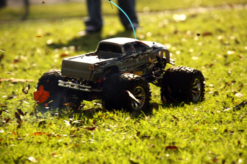 草地上的硝基混凝土模型卡车玩具