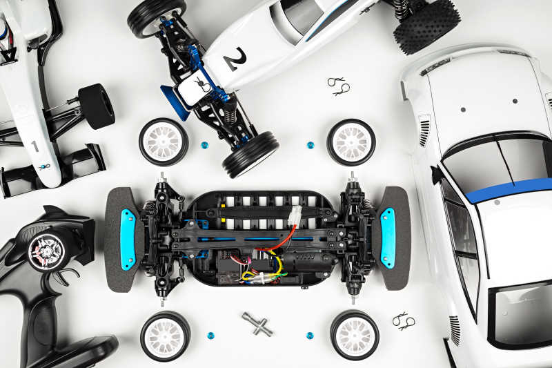 白色背景下的遥控车零件和遥控车