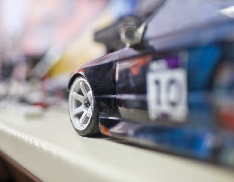 白色桌面上的RC汽车模型