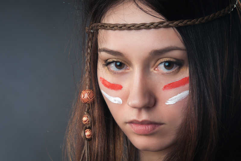 黑色背景下的女印第安人