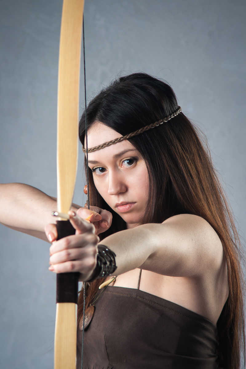 拿着风铃的女人图片-黑色背景下拿着风铃的女人素材-高清图片-摄影