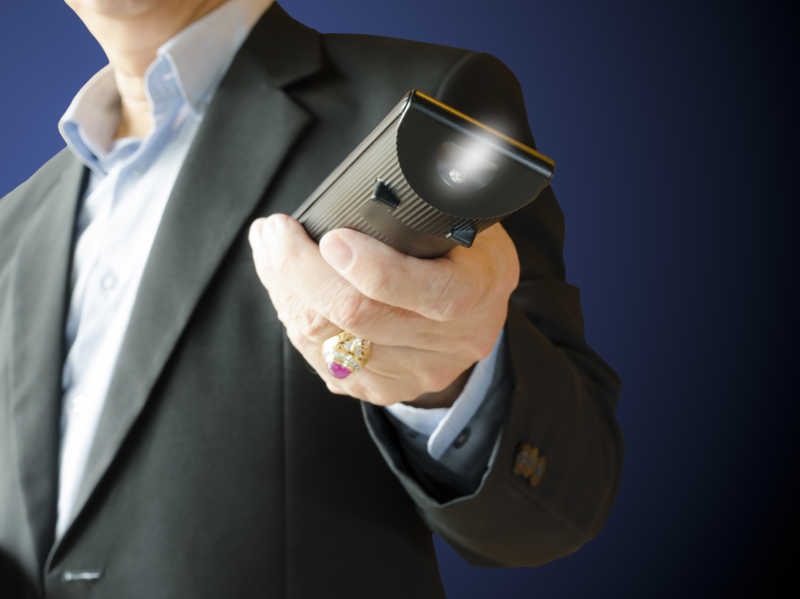 正在用遥控器的男士