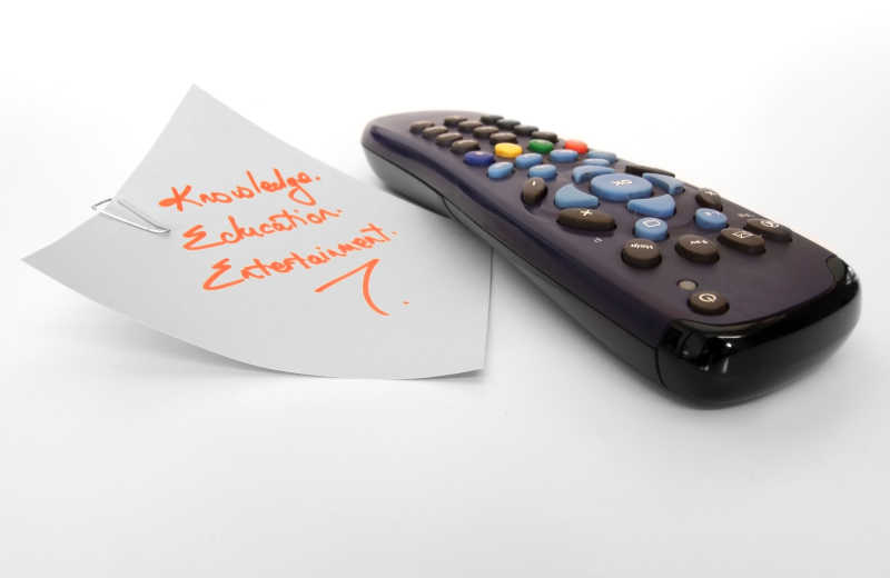 一张写着字的纸和一个遥控器