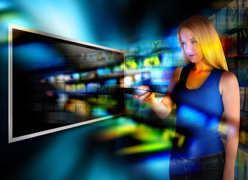 拿着电视遥控器得我美女