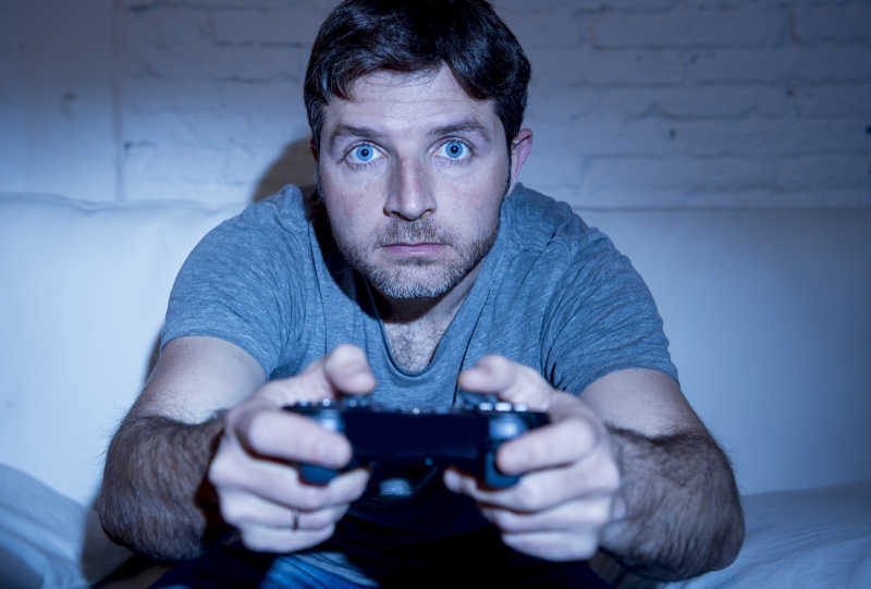 在用控制器玩游戏的男孩子