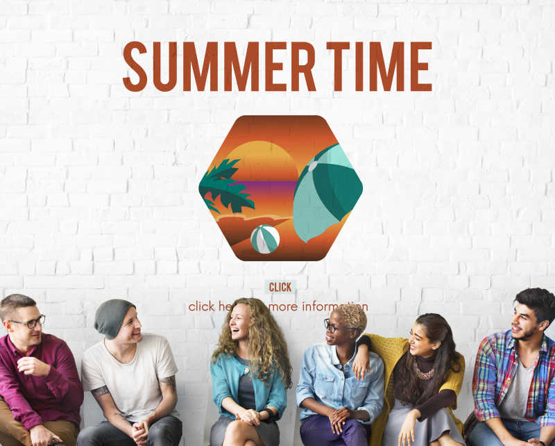 在一起世界旅行的人们