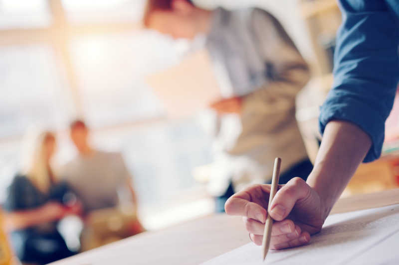 办公室工作的女设计师