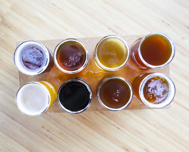 俯视杯中的啤酒