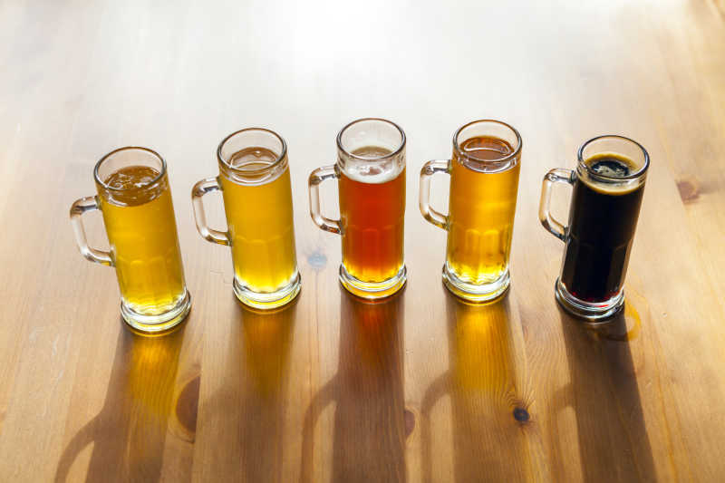 排列成一排的杯子啤酒