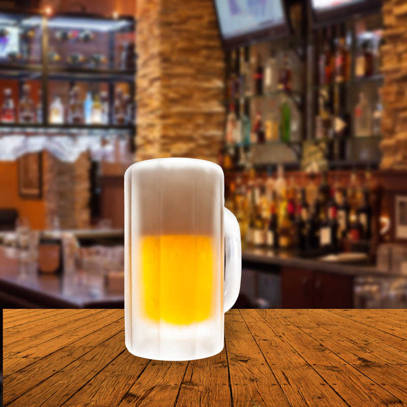 木板上杯中的啤酒