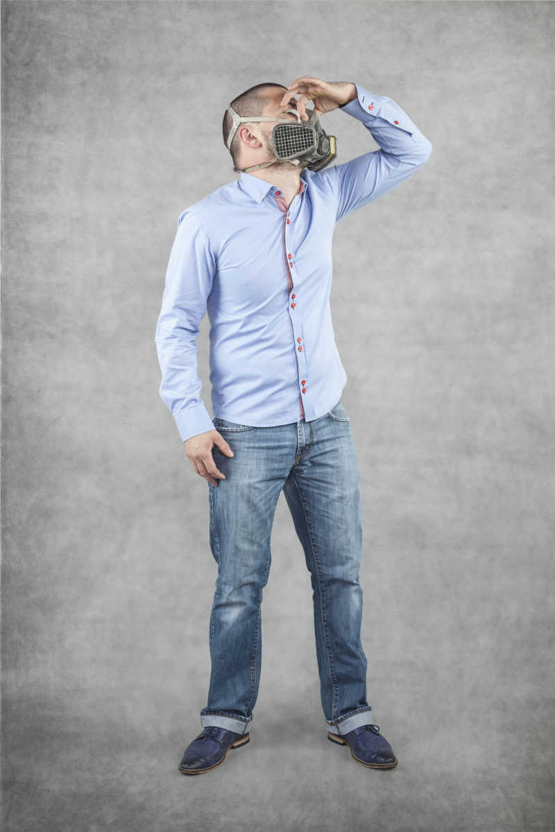 戴着除臭面具的男人