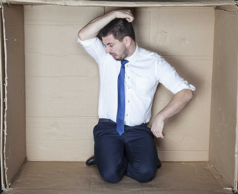 办公室的商人闻着腋窝